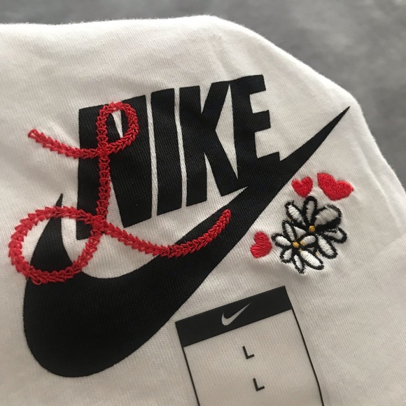 Nike custom shortsleeve with Daisys & red hearts - Picture 2 of 4